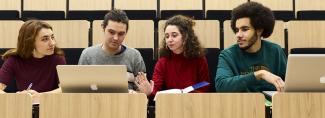 Etudiants assis en amphi